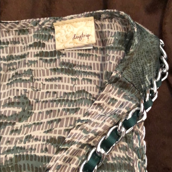 Silky green and tan tank top - Picture 2 of 3